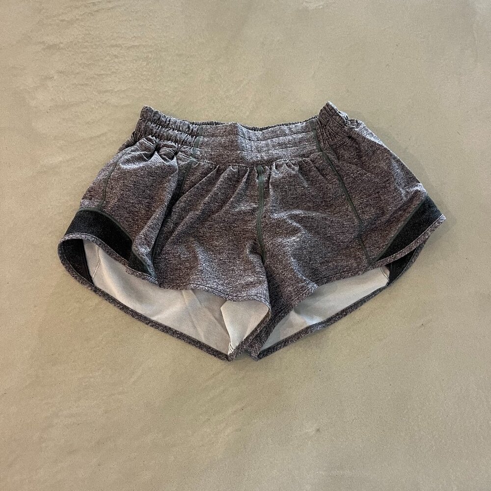lululemon hotty hot short 2.5" size 4 heather gray
